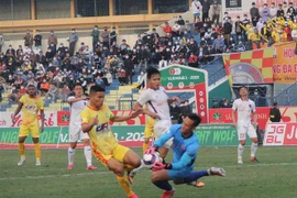 Thủ môn đội Becamex Bình Dương ngăn cản kịp thời pha tấn công của đội Đông Á Thanh Hóa. (Ảnh: Trịnh Duy Hưng/TTXVN)