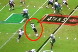 Cầu thủ bóng bầu dục tung chiêu "giả chết" độc nhất vô nhị