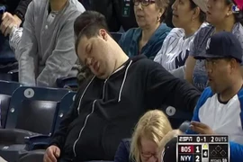 Cổ động viên "ngủ gật" kiện ESPN, đòi bồi thường 10 triệu USD