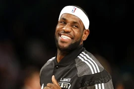LeBron James qua mặt huyền thoại bóng rổ Michael Jordan 