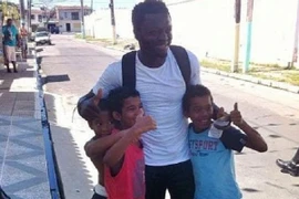 Ngôi sao Ghana Muntari tặng tiền cho các trẻ em nghèo ở Brazil