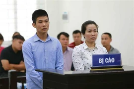 Bị cáo Đỗ Thị Bích Hằng và bị cáo Đào Văn Tùng. (Ảnh: Doãn Tấn/TTXVN)