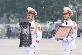 Rước di ảnh nguyên Chủ tịch nước, Đại tướng Lê Đức Anh tại Sân bay Quốc tế Nội Bài. (Ảnh: Dương Giang/TTXVN)