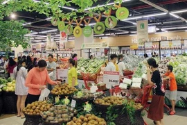 Người dân ưu tiên mua sắm các mặt hàng nông sản trong chương trình khuyến mãi. (Ảnh: Mỹ Phương/TTXVN)
