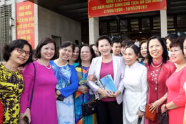 Chủ tịch Quốc hội Nguyễn Thị Kim Ngân với các cử tri nơi cư trú. (Ảnh: Trọng Đức/TTXVN)