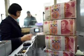 Kiểm đồng 100 Nhân dân tệ tại ngân hàng ở tỉnh Giang Tô. (Nguồn: AFP/TTXVN)