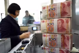 Kiểm đồng 100 Nhân dân tệ tại ngân hàng ở tỉnh Giang Tô. (Nguồn: AFP/TTXVN)
