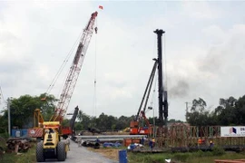 Các nhà thầu thi công trở lại Dự án xây dựng đường cao tốc Trung Lương-Mỹ Thuận sau thời gian tạm ngưng. (Ảnh: Tiến Lực/TTXVN)