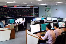 Vận hành hệ thống điện toàn quốc tại Trung tâm Điều độ Hệ thống điện Quốc gia. (Ảnh: Ngọc Hà/TTXVN)