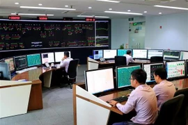 Vận hành hệ thống điện toàn quốc tại Trung tâm Điều độ Hệ thống điện Quốc gia. (Ảnh: Ngọc Hà/TTXVN)