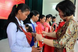 Trao quyết định nhập quốc tịch Việt Nam cho 17 công dân Lào đang sinh sống tại huyện Đăk Glei. (Ảnh: Cao Nguyên/TTXVN)