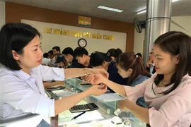 Khách mua vàng tại Chi nhánh vàng Bắc miền Trung - Tổng Công ty vàng Agribank Việt Nam. (Ảnh: Bích Huệ/TTXVN)
