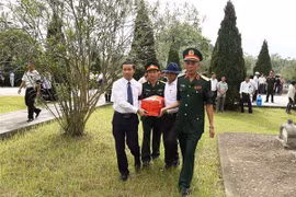 Hài cốt các liệt sỹ được di chuyển, an táng tại Nghĩa trang liệt sỹ quốc tế Đồng Tâm, huyện Bá Thước (Thanh Hóa). (Ảnh: Khiếu Tư/TTXVN)