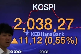Bảng tỷ giá chứng khoán tại ngân hàng Hana ở thủ đô Seoul, Hàn Quốc. (Nguồn: Yonhap/TTXVN)