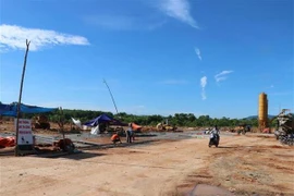 Dự án nhà máy xử lý rác thải xã Nghĩa Kỳ đang xây dựng ngổn ngang. (Ảnh: Sỹ Thắng/TTXVN)