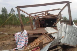 Các căn nhà bị tốc mái sau cơn lốc. Ảnh minh họa. (Ảnh: Hồng Điệp/TTXVN)