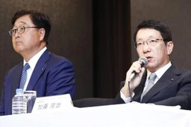 CEO Mitsubishi Motors Takao Kato (phải). (Nguồn: Kyodo)