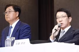 CEO Mitsubishi Motors Takao Kato (phải). (Nguồn: Kyodo)