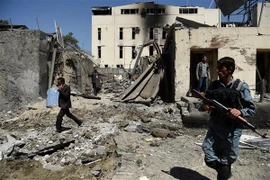 Lực lượng an ninh Afghanistan điều tra tại hiện trường một vụ đánh bom xe nhằm vào văn phòng tổ chức CARE quốc tế ở Shar-e-Naw, Kabul, ngày 6/9/2016. (Nguồn: AFP/TTXVN)