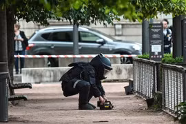 Chuyên gia xử lý bom làm nhiệm vụ tại hiện trường vụ nổ ở thành phố Lyon, Pháp ngày 25/5. (Nguồn: AFP/TTXVN)