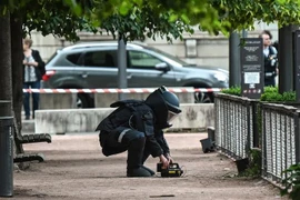 Chuyên gia xử lý bom làm nhiệm vụ tại hiện trường vụ nổ ở thành phố Lyon, Pháp ngày 25/5. (Nguồn: AFP/TTXVN)