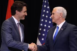 Phó Tổng thống Mỹ Mike Pence và Thủ tướng Canada Justin Trudeau trong cuộc gặp tại Rhode Island tháng 7/2017. (Nguồn: pm.gc.ca)