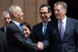 Phó Thủ tướng Trung Quốc Lưu Hạc (trái, phía trước) trong cuộc gặp Bộ trưởng Tài chính Mỹ Steven Mnuchin (thứ 2, phải) và Đại diện Thương mại Mỹ Robert Lighthizer (phải) tại Washington DC., ngày 10/5. (Nguồn: AFP/TTXVN)