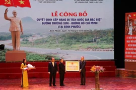 Đại diện địa phương nhận bảng xếp hạng di tích. (Ảnh: Dương Chí Tưởng/TTXVN)