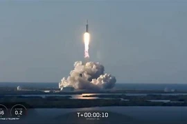 Tên lửa Falcon Heavy đưa vệ tinh viễn thông Arabsat-6A của Saudi Arabia lên quỹ đạo tại bãi phóng Cape Canaveral, bang Florida (Mỹ). (Nguồn: AFP/TTXVN)
