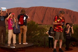 Du khách tham quan núi Uluru. (Nguồn: Getty)