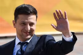 Ông Volodymyr Zelensky vẫy chào những người ủng hộ khi tới lễ tuyên thệ nhậm chức Tổng thống Ukraine ở Kiev ngày 20/5. (Nguồn: AFP/TTXVN)