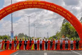Cắt băng khánh thành cầu Vàm Cống. (Ảnh: Thanh Liêm/TTXVN)