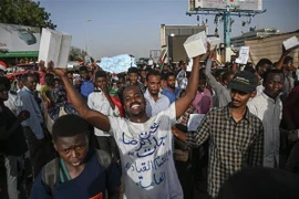 Người biểu tình Sudan phản đối chính quyền do Hội đồng quân sự chuyển tiếp điều hành, bên ngoài tổng hành dinh quân đội tại thủ đô Khartoum. (Nguồn: AFP/TTXVN)