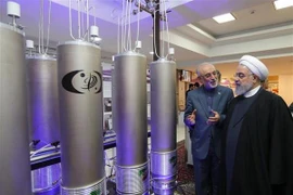 Tổng thống Iran Hassan Rouhani (thứ 2, trái) thăm quan triển lãm nhân Ngày công nghệ hạt nhân ở thủ đô Tehran. (Ảnh: AFP/TTXVN)
