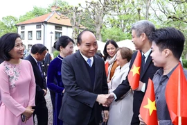 Thủ tướng Nguyễn Xuân Phúc với cán bộ, nhân viên Đại sứ quán và đại diện cộng đồng người Việt Nam tại Thụy Điển. (Ảnh: Thống Nhất/TTXVN)