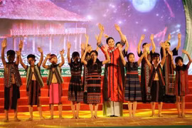 Trình diễn bộ sưu tập thổ cẩm Dèng của các dân tộc huyện A Lưới (Thừa Thiên-Huế) của nhà thiết kế Minh Hạnh trong đêm khai mạc ngày hội. (Ảnh: Hồ Cầu/TTXVN)