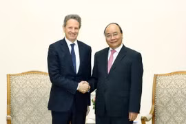 Thủ tướng Nguyễn Xuân Phúc tiếp ông Timothy Geithner, cựu Bộ trưởng Tài chính Hoa Kỳ, Chủ tịch Quỹ Warburg Pincus. (Ảnh: Thống Nhất/TTXVN)