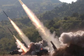 Các vật thể bay rời khỏi bệ phóng rocket trong cuộc diễn tập của các đơn vị phòng vệ Quân đội Nhân dân Triều Tiên ở phía Tây nước này, ngày 9/5. (Nguồn: AFP/TTXVN)