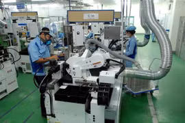 Dây chuyền sản xuất linh kiện cho các sản phẩm điện tử tại Công ty TNHH INOAC Viet Nam (vốn đầu tư của Nhật Bản), tại Khu công nghiệp Quang Minh (Hà Nội). (Ảnh: Danh Lam/TTXVN)
