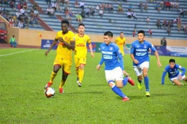 Các cầu thủ Than Quảng Ninh trong trận gặp Nam Định ( áo vàng). (Ảnh Công Luật/TTXVN