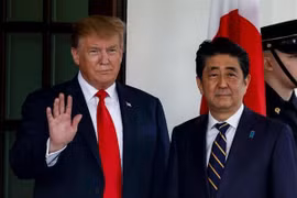 Tổng thống Mỹ Donald Trump (trái) và Thủ tướng Nhật Bản Shinzo Abe trong cuộc gặp tại Nhà Trắng ngày 26/4. (Nguồn: THX/TTXVN)