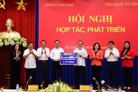 Lãnh đạo thành phố Hà Nội trao tặng Quỹ an sinh xã hội, xóa đói giảm nghèo tỉnh Hà Nam 3 tỷ đồng. (Nguồn: hanoi.gov.vn)