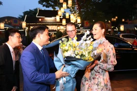 Chủ tịch Ủy ban nhân dân thành phố Hà Nội Nguyễn Đức Chung tặng hoa, chào mừng Công chúa kế vị Thụy Điển Victoria Ingrid Alice Desiree. (Ảnh: Lâm Khánh/TTXVN) 