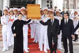 Thủ tướng Nguyễn Xuân Phúc, Chủ tịch Quốc hội Nguyễn Thị Kim Ngân đưa linh cữu nguyên Chủ tịch nước, Đại tướng Lê Đức Anh ra xe tang. (Ảnh: Trọng Đức/TTXVN)