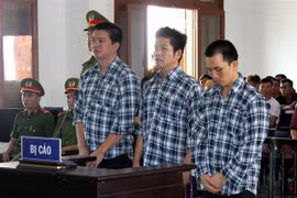 Các bị cáo (từ phải qua trái) gồm Trường, Viễn và Hưng tại tòa. (Ảnh: Thế Lập/TTXVN)
