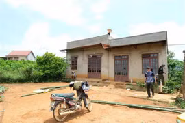 Ngôi nhà của nghi phạm Nghiêm Thị Nhi, nơi xảy ra án mạng nghiêm trọng khiến ba bà cháu thiệt mạng. (Ảnh: Nguyễn Dũng/TTXVN)