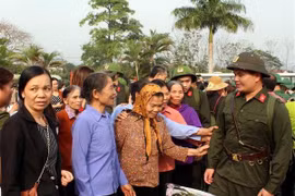 Tân binh chia tay người thân để lên đường nhập ngũ. (Ảnh: Thanh Hải/TTXVN)