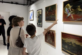 Các chất liệu truyền thống của hội họa Việt Nam tạo ấn tượng tại Pháp