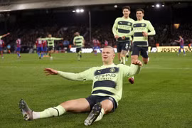 Premier League: Liverpool thua sốc đội bét bảng, Man City thắng nhọc