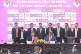 Hình ảnh ông Troussier chính thức trở thành HLV tuyển Việt Nam